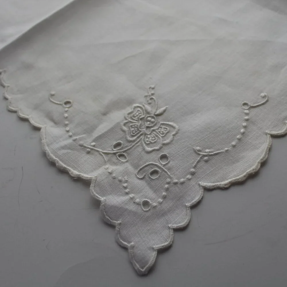 Set of 4 Cloth Linen Off White Embroidered Scalloped Edge Napkins